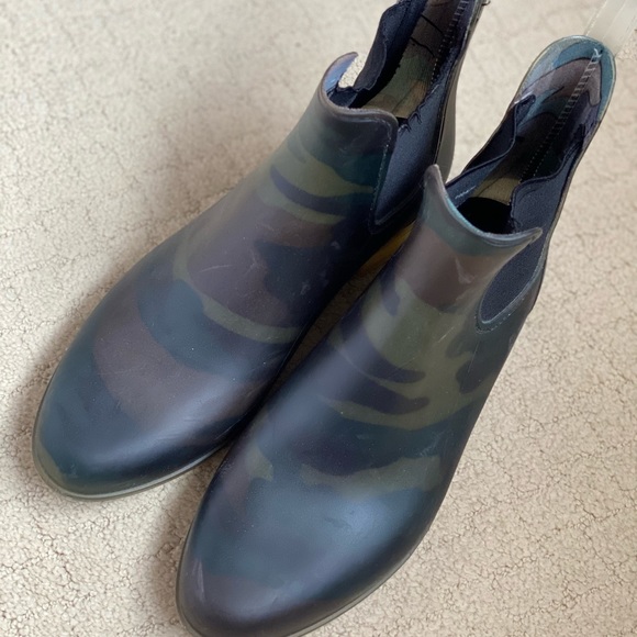 🎉FINAL PRICE🎉J. Crew Camo Chelsea Boots - Picture 8 of 8